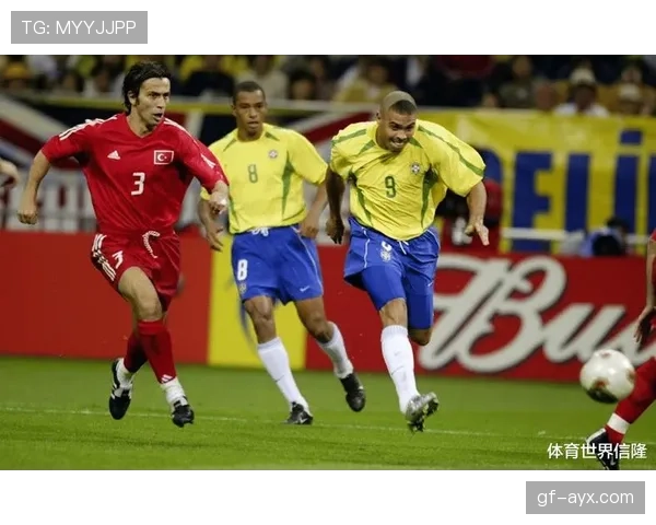 《全球足坛偶像：巨星足迹闪耀世界，影响力超越赛场》